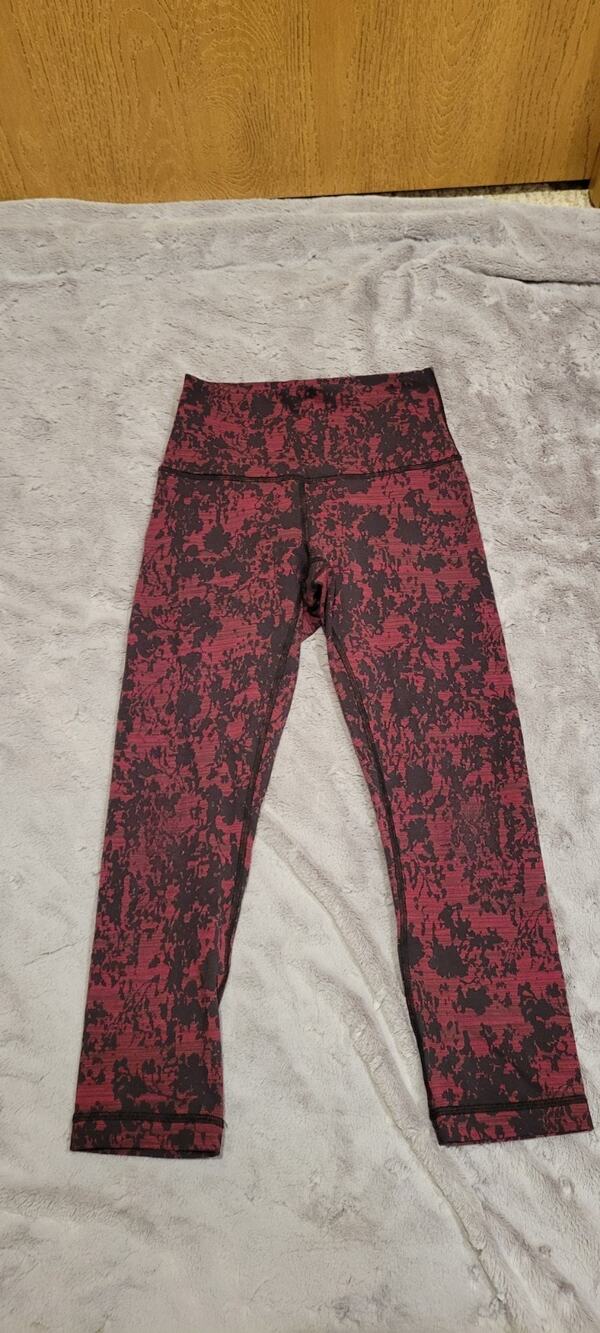 Lululemon Cropped Leggings Womens 4 Burgundy Black Floral Abstract Print Yoga